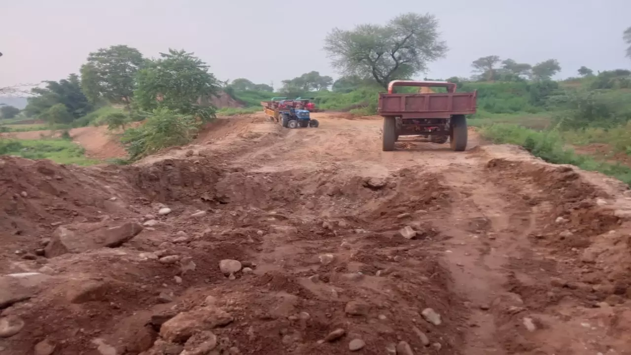 Sonbhadra News: बालू खनन, निर्देशों को ताक पर रखकर वनभूमि से बनाया जा रहा रास्ता, रास्ता कटवाने के बाद भी निर्माण से नाराजगी, जांच को भेजी गई टीम