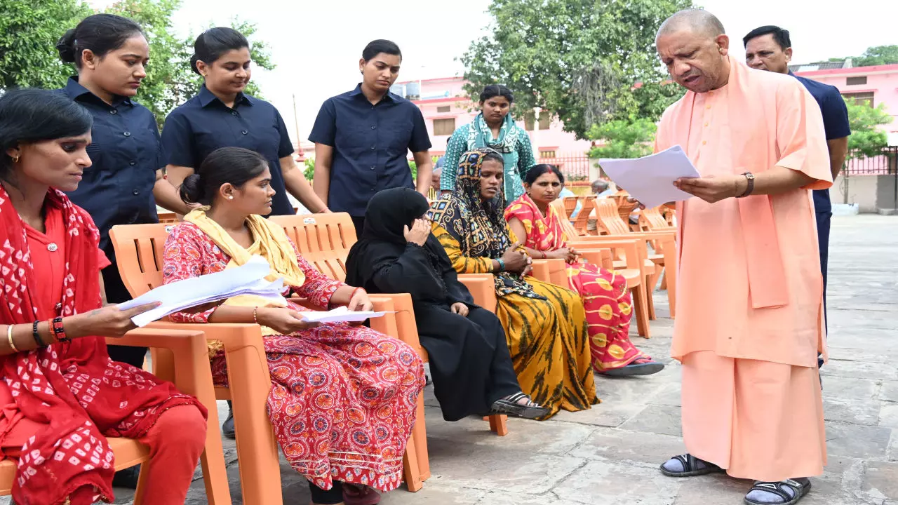 Gorakhpur: हॉस्पिटल में भर्ती कराकर इस्टीमेट मंगाइए, इलाज का खर्च सरकार देगी, जनता दर्शन में मुख्यमंत्री का निर्देश