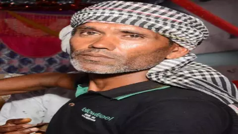 Jhansi News: मंदिर की बगिया में पानी दे रहा था पुजारी, करंट से हो गई मौत Jhansi News: मंदिर की बगिया में पानी दे रहा था पुजारी, करंट से हो गई मौत