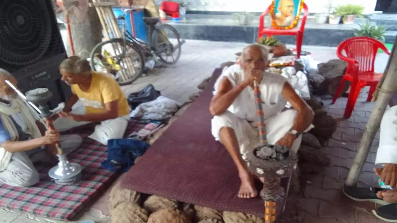 Farmers sit on hunger strike in protest against rigging in Partapur police station premises