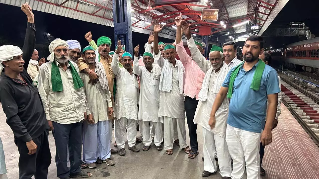 Hundreds of workers of Bharatiya Kisan Union left for Lucknow by train for the Mahapanchayat to be held in Lucknow