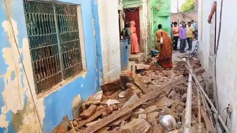 Aligarh News: गैस सिलेंडर फटने से भरभराकर गिरा मकान, शॉर्ट सर्किट से हुई बड़ी घटना Aligarh News: गैस सिलेंडर फटने से भरभराकर गिरा मकान, शॉर्ट सर्किट से हुई बड़ी घटना