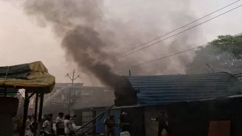 Fire broke out in clothes warehouse, spread among traders Panic, fire brigade team busy in extinguishing the fire Fire broke out in clothes warehouse, spread among traders Panic, fire brigade team busy in extinguishing the fire