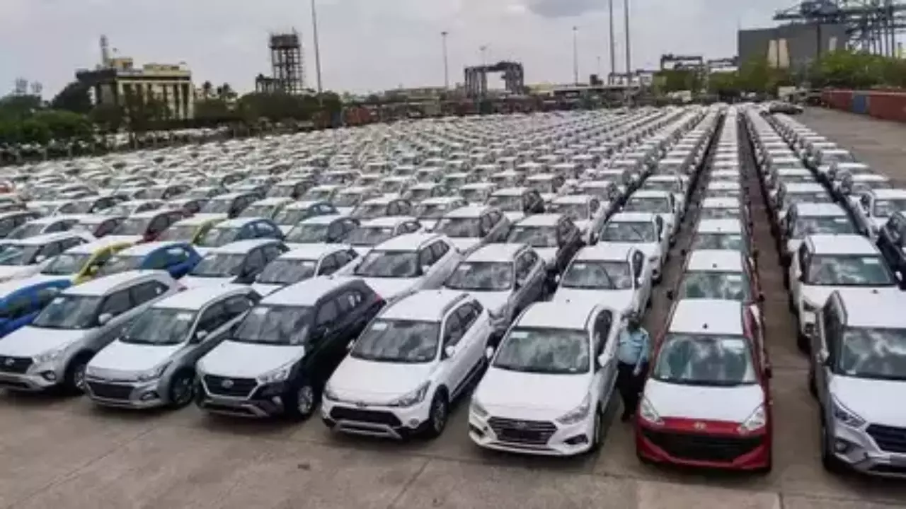 Vehicle Sales Report: वाहनों की बिक्री में भारी गिरावट, बिना बिका स्टॉक रिकॉर्ड ऊंचाई पर