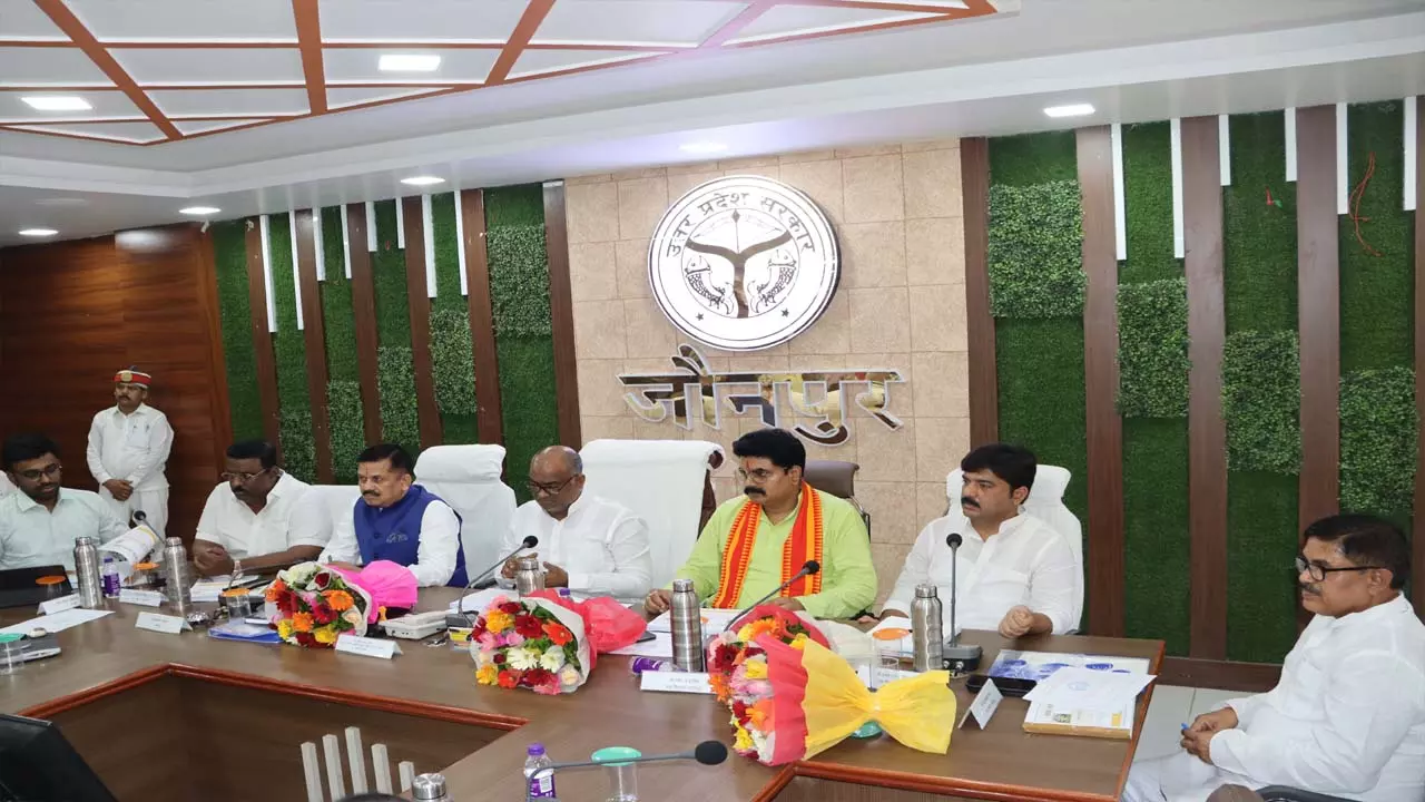 Review meeting of proposals related to roads under the chairmanship of Minister of State for Sports and Youth Welfare Girish Chandra Yadav