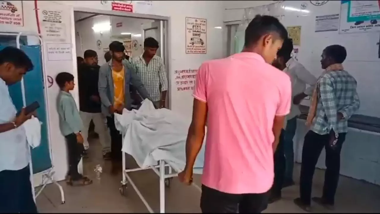 Mahoba News: खेत में फसल बर्बादी और कर्ज से परेशान किसान ने फांसी लगाकर कर की आत्महत्या, बेटी की शादी की चिंता में भी था हताश