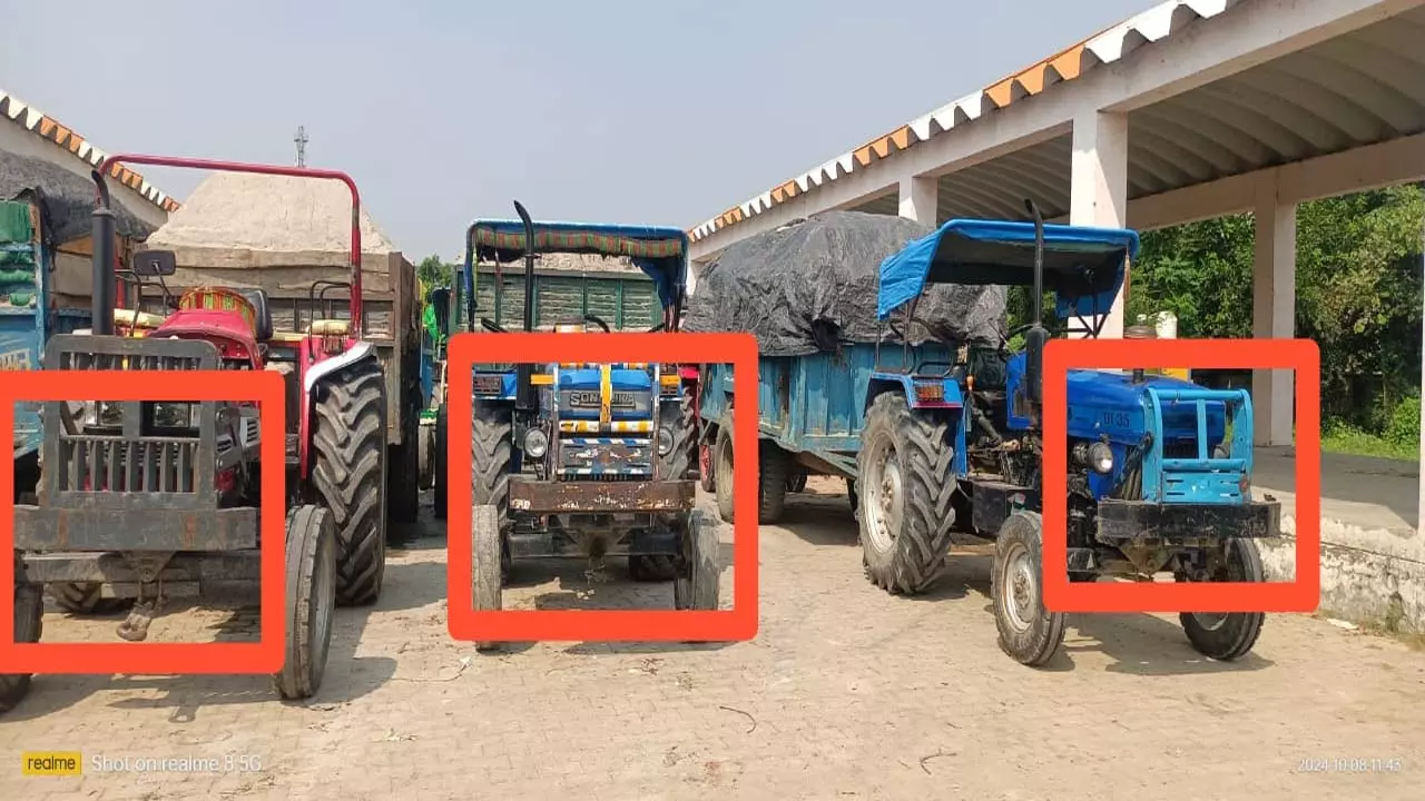 Tractor trolleys carrying sand mining without number plates were caught