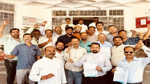 Jhansi News: जीएसटी अफसर कर रहे हैं तानाशाही, व्यापारियों ने किया प्रदर्शन