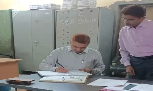 Sonbhadra News: डीएम के औचक निरीक्षण में 15 कर्मी मिले नदारद, बेसिक शिक्षा महकमे का मामला, वेतन पर रोक, जवाब तलब