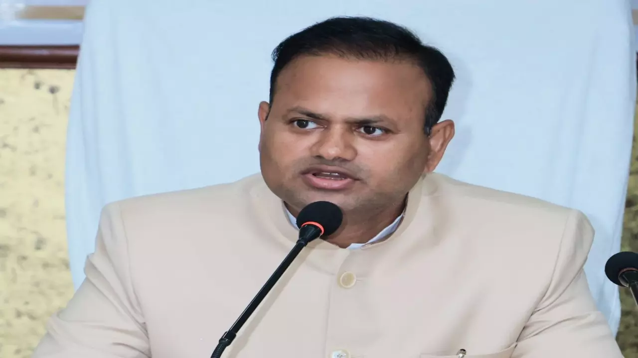 Bareilly News: जिलाधिकारी ने प्रवासी श्रमिकों का राशन कार्ड बनाये जाने के कार्य में लापरवाही बरतने पर जिला पूर्ति अधिकारी का वेतन रोका