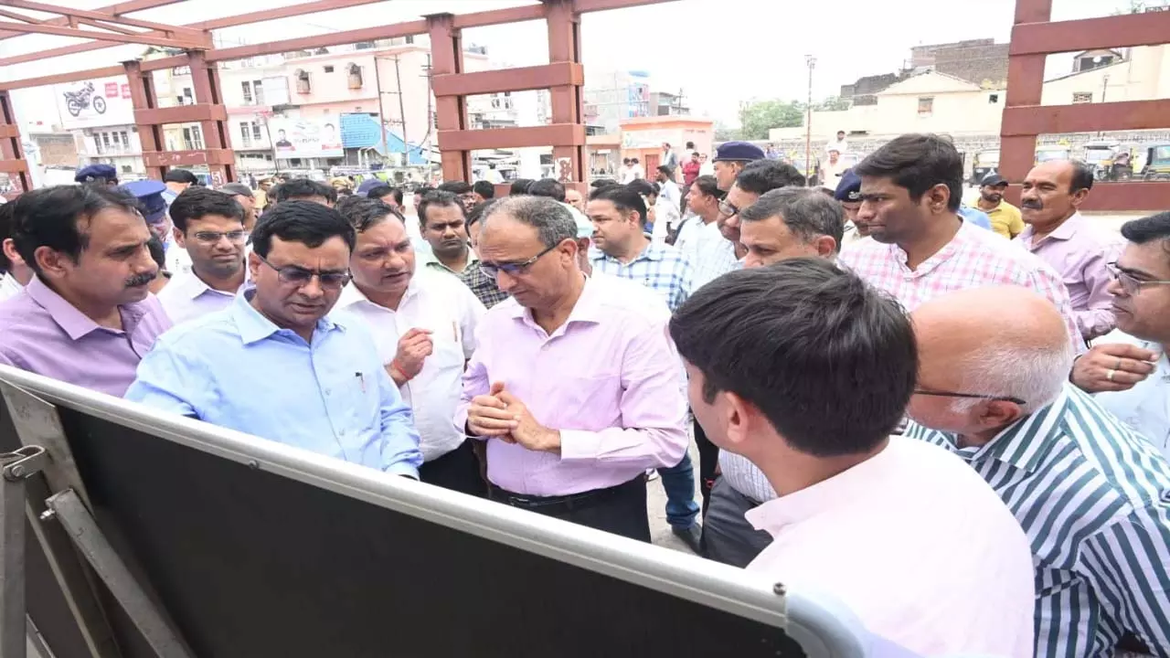 GM inspected the layout of Veerangna Laxmibai Jhansi station