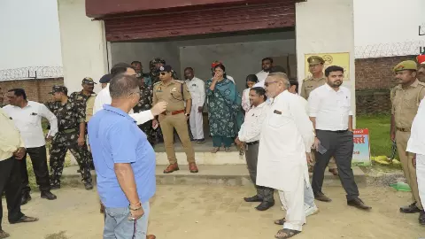 Etawah News: पटाखा फैक्ट्री और पटाखा दुकानों का डीएम-एसएसपी ने किया निरीक्षण, दिए दिशा निर्देश