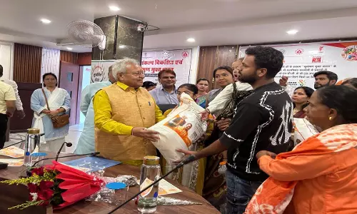 Meerut News: बीजेपी राज्यसभा सासंद ने 50 कुपोषित बच्चों को किया पोषण किट का वितरण