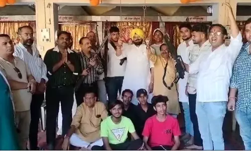 Hindu Mahasabha openly displayed weapons during Shastra Pooja