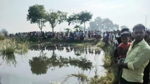 Azamgarh news :फूल तोड़ने के लिए पोखरी में डूबने से दो युवक की हुई मौत Azamgarh news :फूल तोड़ने के लिए पोखरी में डूबने से दो युवक की हुई मौत