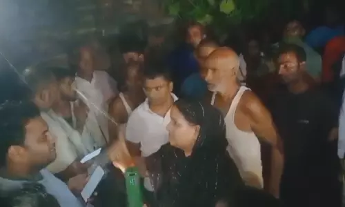 Deoria News: घर के बाहर पुलिस खड़ी रही, अंदर पति ने पत्नी की गला दबाकर कर दिया हत्या