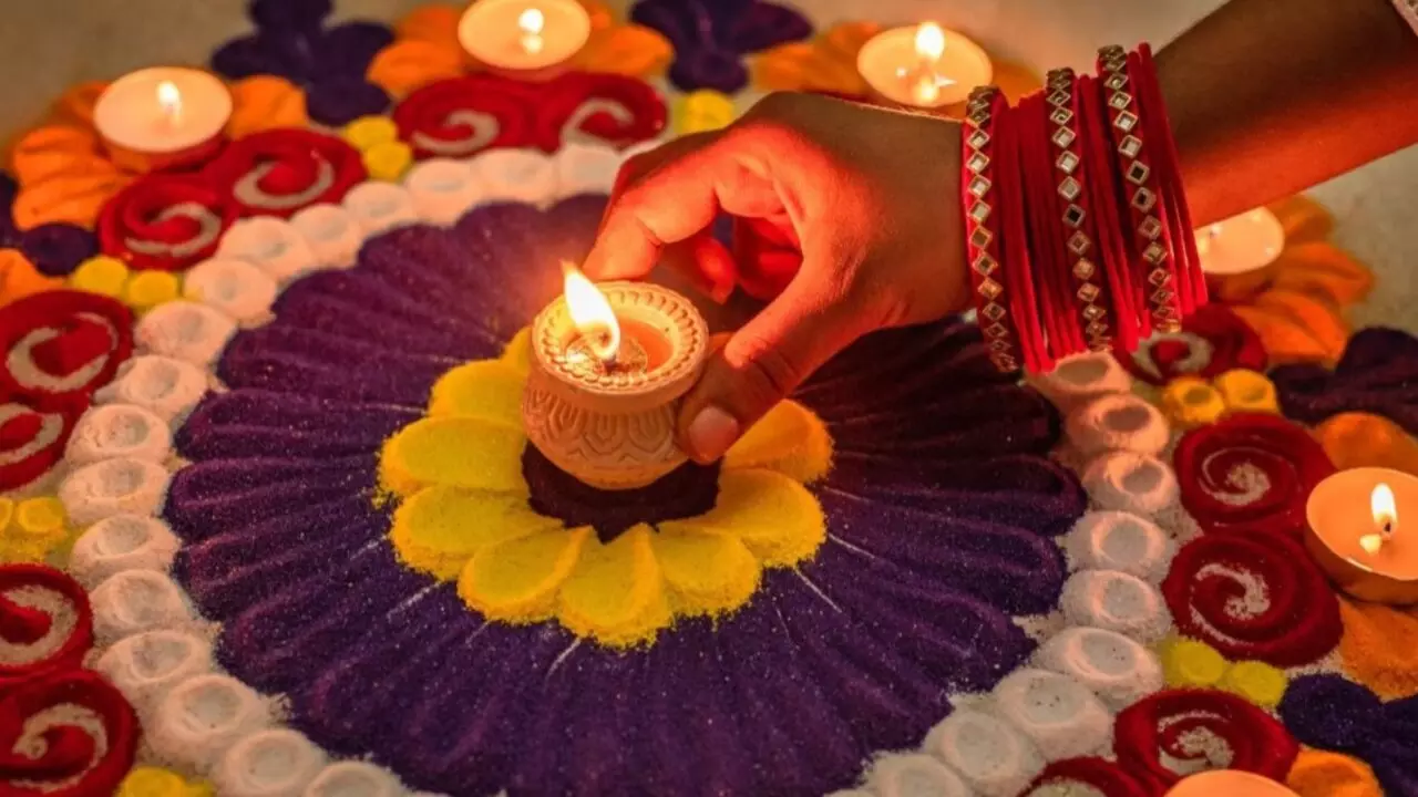 Karwa Chauth Rangoli: करवा चौथ पर इन खूबसूरत रंगोली से सजाएं घर, तस्वीरों में देखें डिजाइन्स