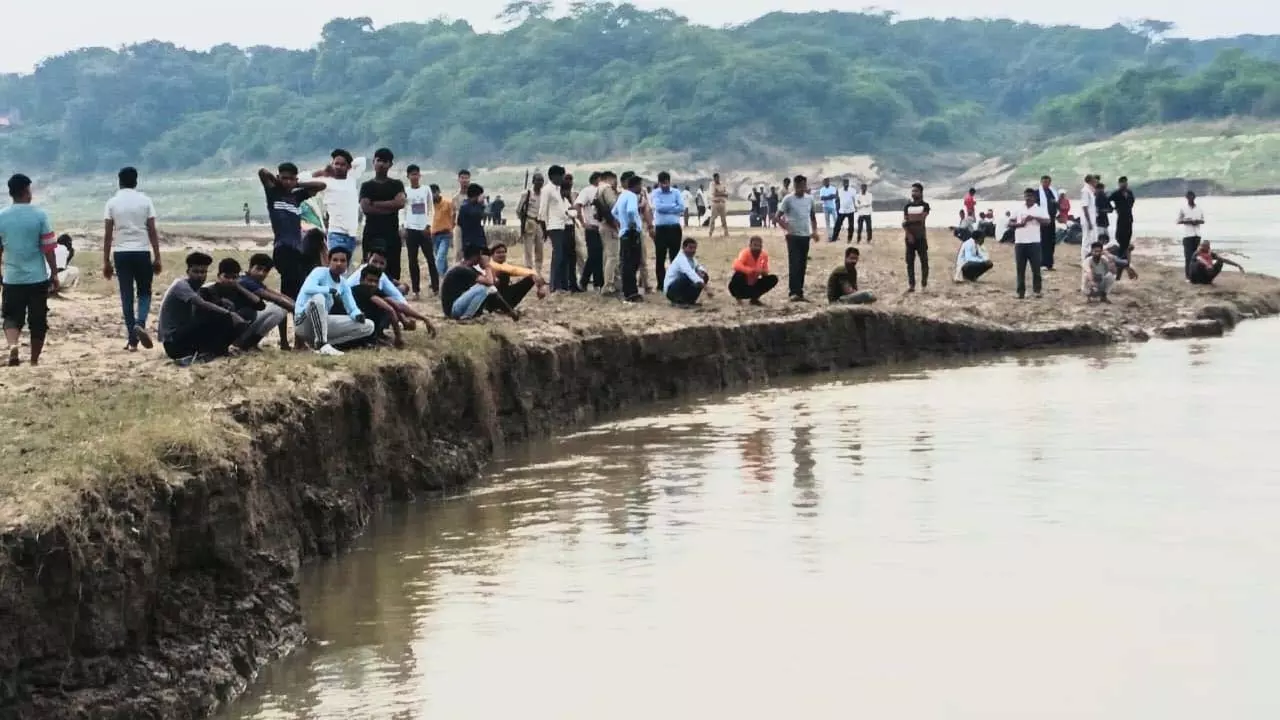 5 people drowned in the river while immersing the idol, four youths were rescued by the villagers, search for one is still on