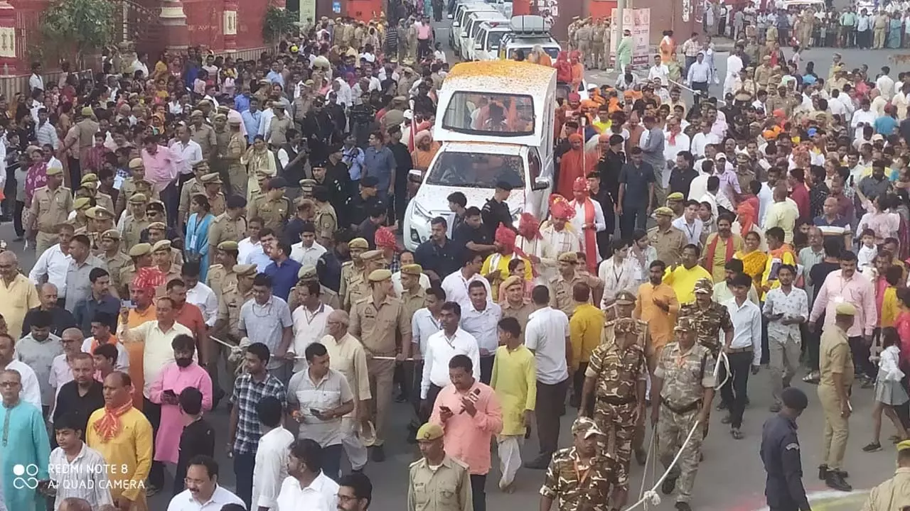 Traditional Vijayadashami procession started from Gorakhnath temple under the leadership of CM Yogi, flowers of devotion and harmony kept raining