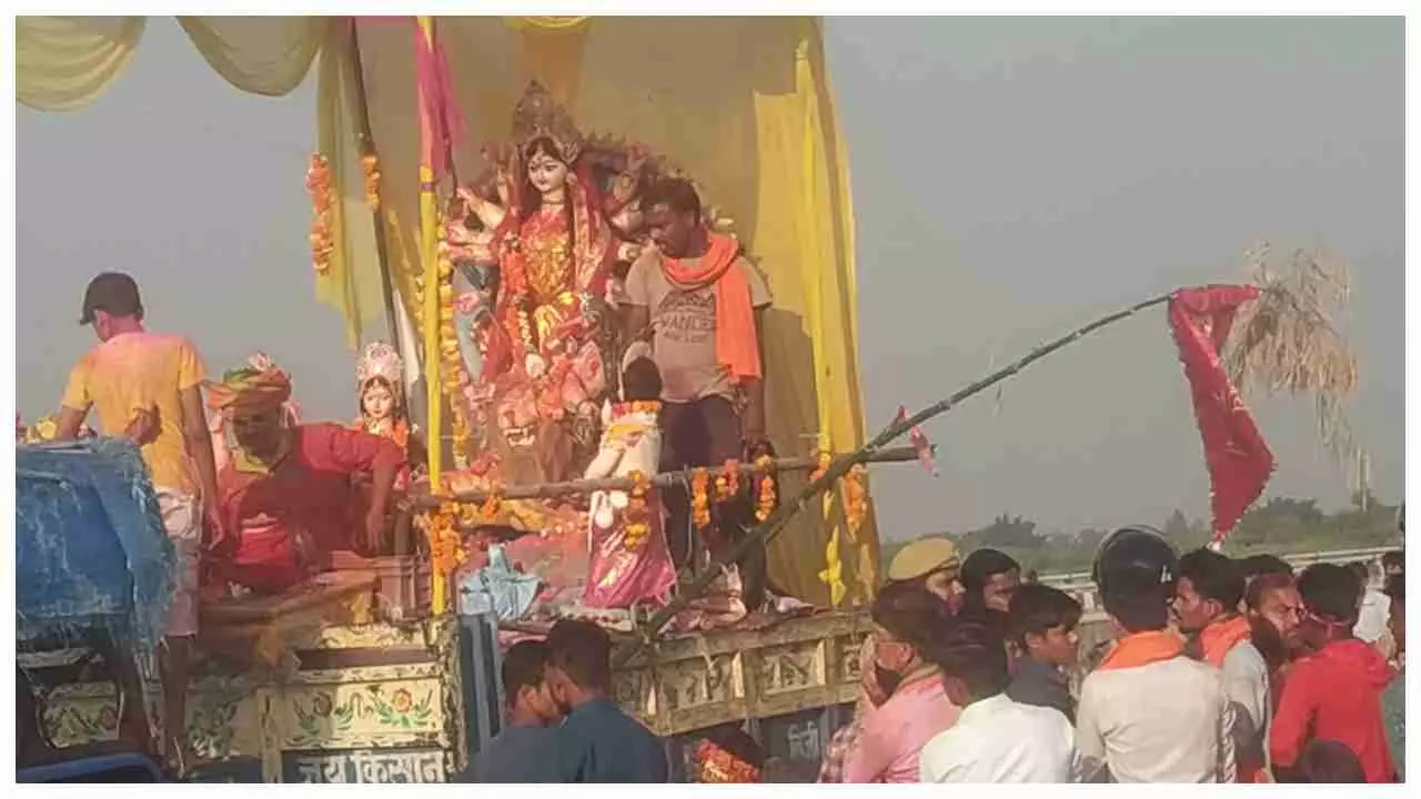 Shravasti News : धूमधाम से हुआ दुर्गा प्रतिमाओं का विसर्जन, डीएम और एसपी ने लिया सुरक्षा व्यवस्था का जायजा