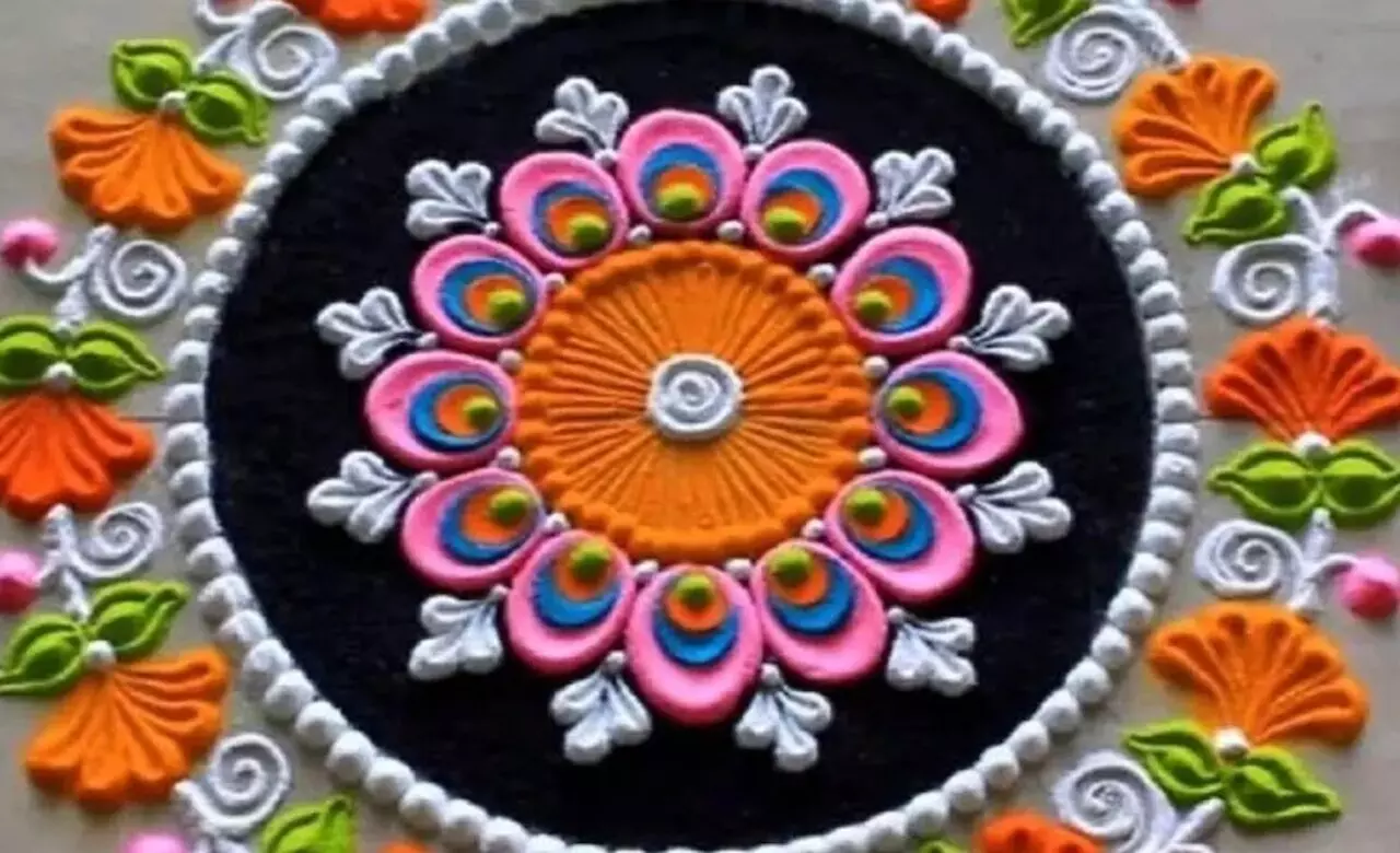 Rangoli Vastu Tips: दिवाली पर कौन सी दिशा में बनाएं किस रंग की रंगोली, जानें वास्तु टिप्स