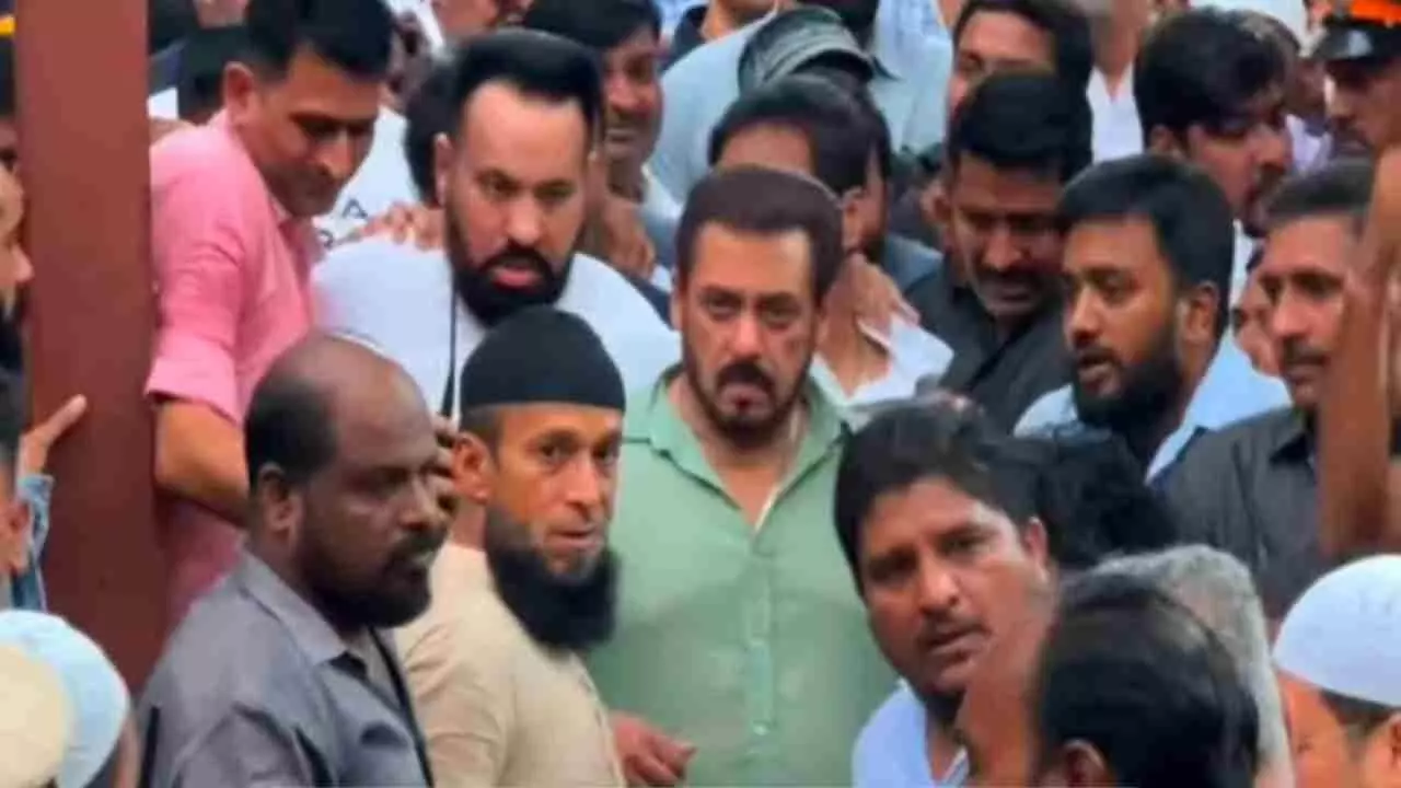 Salman Khan At Baba Siddique House