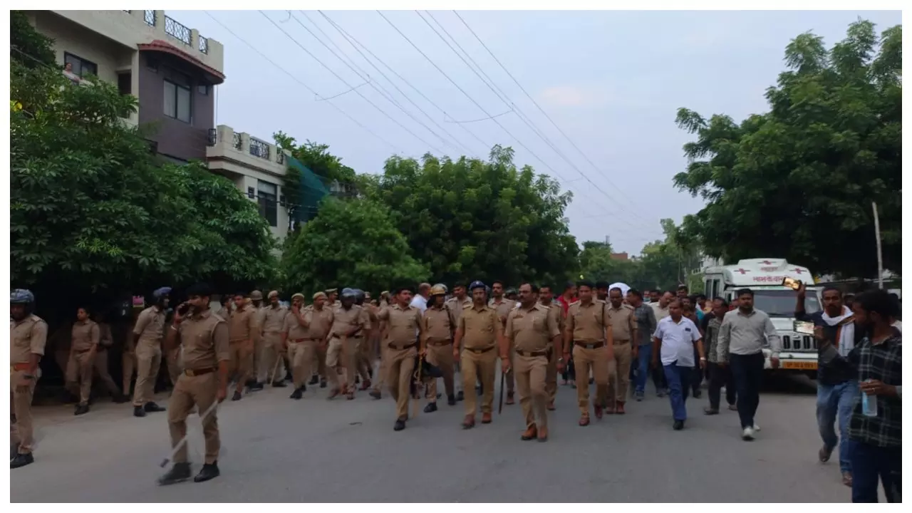 कड़ी सुरक्षा व्यवस्था के बीच श्मशान ले जाया गया अमन का शव। Photo- Newstrack