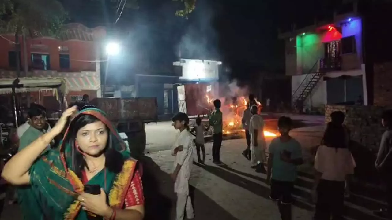 A womans unique burning of Ravana became a topic of discussion in the district, she burnt the photos of her in-laws along with Ravana