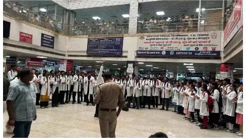 KGMU में रेजिडेंट डॉक्टरों ने किया प्रदर्शन, कोलकाता कांड के आरोपियों को सजा दिलाने की मांग