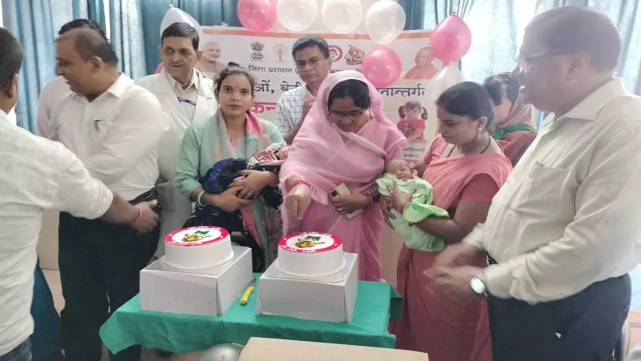 Bind, cutting the cake with the families of children born in the womens ward