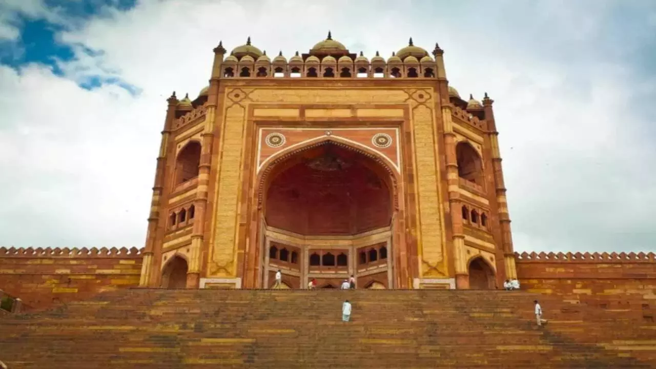 Duniya Ka Sabse Bada Darwaza U.P Mein (Image Credit-Social Media)