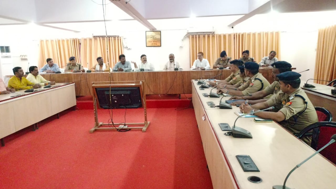 Sonbhadra News: प्रशासन-पुलिस महकमा अवैध खनन-परिवहन पर लगाए रोक, प्रभारी मंत्री ने की समीक्षा