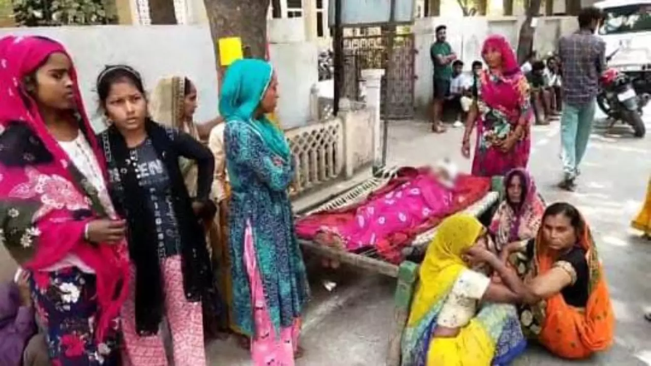 Etawah News: नाबालिक के ऊपर 3 युवकों ने किया डंडे से हमला, हालत नाजुक, घटना सीसीटीवी में कैद