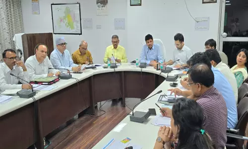 Jhansi News: विशेष संचारी रोग नियंत्रण अभियान के कार्यों की डीएम ने की समीक्षा, कार्यों में सुधार लाए जानें के निर्देश