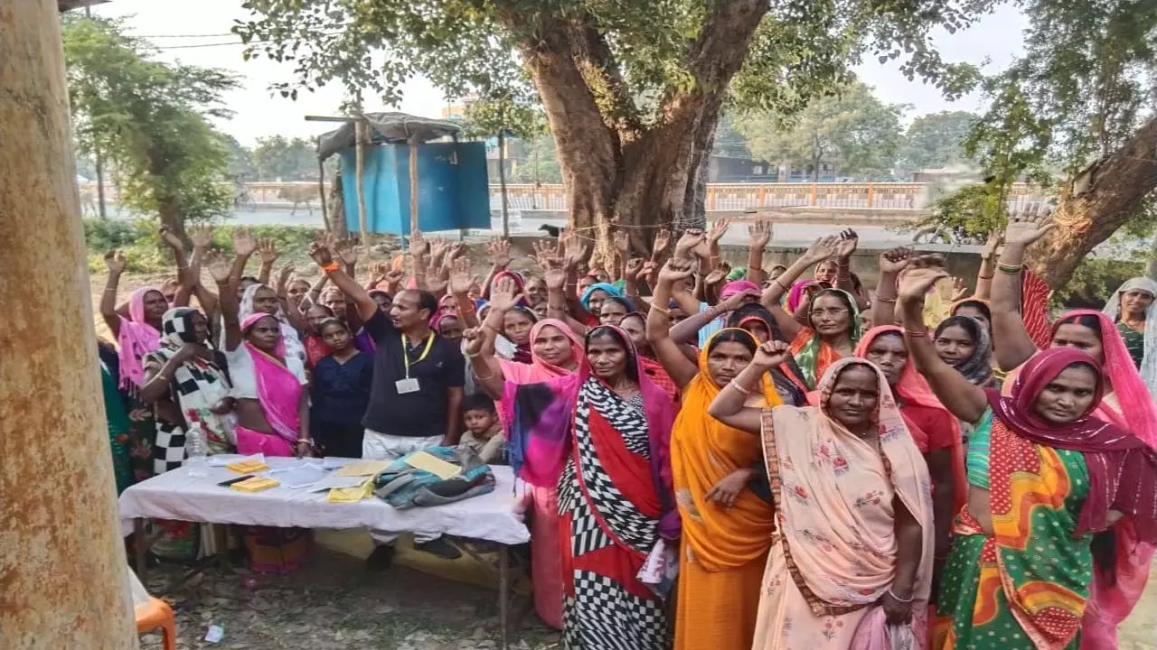 Hundreds of workers of Cooks Union demonstrated at the district headquarters, know what is the demand