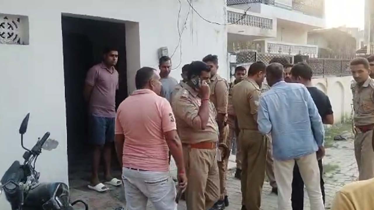 A constable living in a rented house in Gayatri Nagar locality near Unchahar Kotwali committed suicide by hanging himself for unknown reasons