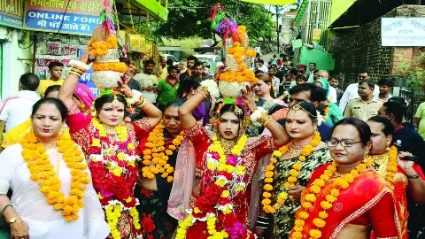 Jhansi News: किन्नरों की कलश यात्रा में जमकर हुआ नृत्य, लगा रहा हुजूम Jhansi News: किन्नरों की कलश यात्रा में जमकर हुआ नृत्य, लगा रहा हुजूम