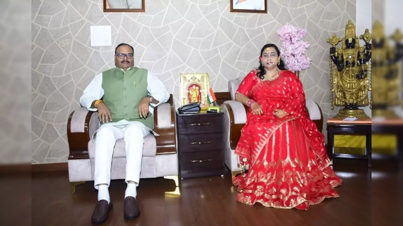 Brajesh Pathak Wife: कौन हैं डिप्टी सीएम ब्रजेश पाठक की पत्नी, हथियारों का रखती हैं शौक