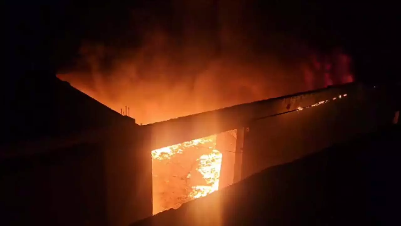 Fire broke out in a plastic granule factory, fire brigade team on the spot