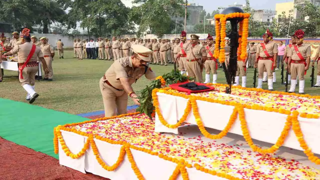 Hapur News: पुलिस स्मृति दिवस पर शहीदों को दी गई भावभीनी श्रद्धांजलि, एसपी ने कर्तव्यनिष्ठा का दिलाया संकल्प