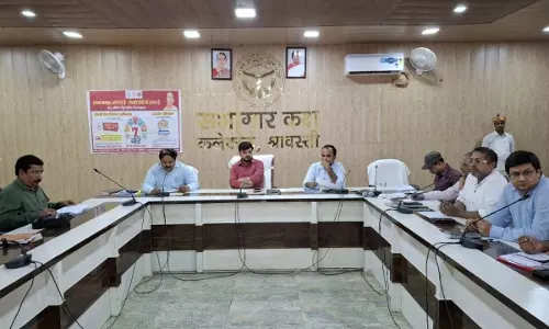 Shravasti News: जंगली झाड़ियों की कराएं सफाई, बच्चे पूरे कपड़े पहनकर ही आएं स्कूल, संचारी रोग नियंत्रण समीक्षा बैठक
