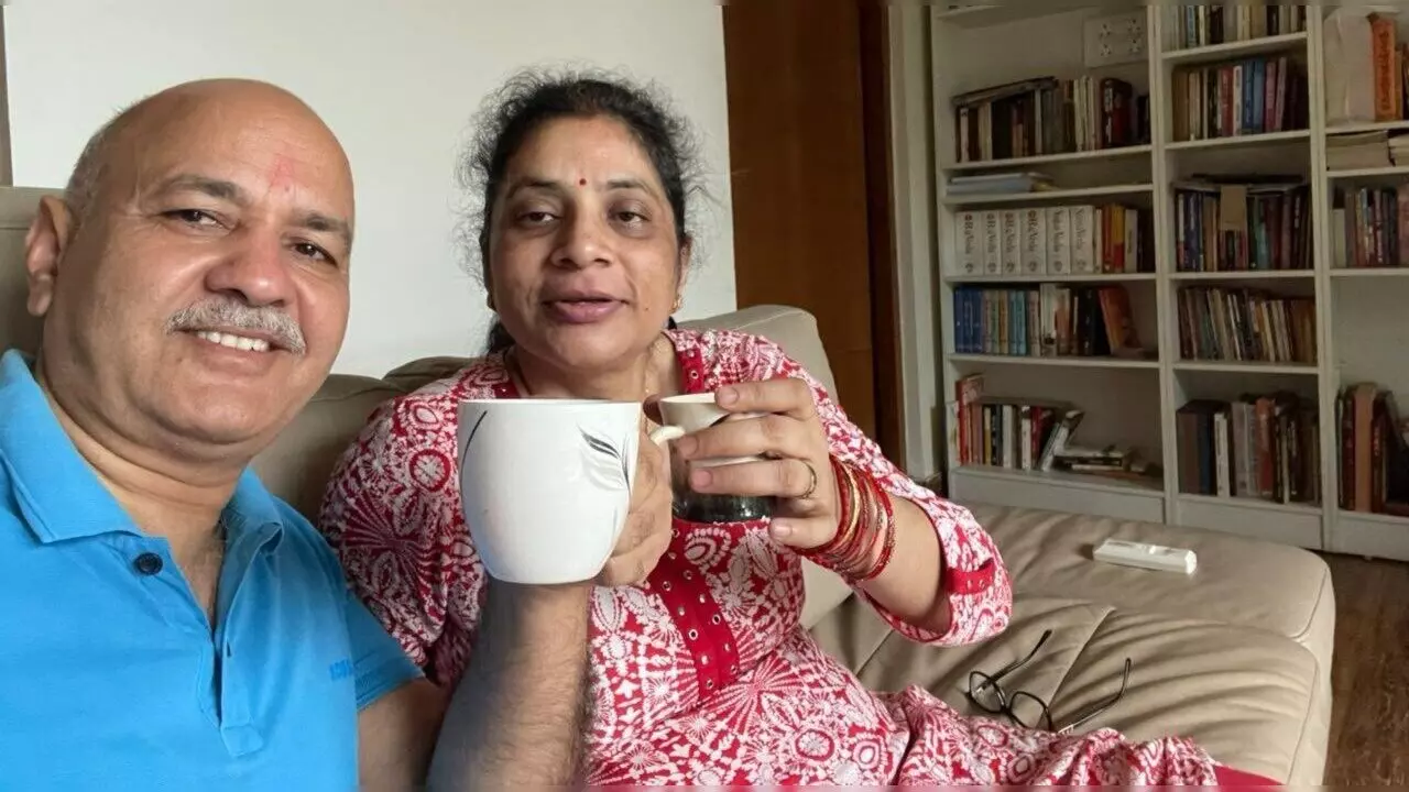 Manish Sisodia Wife: बहुत पढ़ी-लिखी हैं मनीष सिसोदिया की पत्नी, जानें क्वालिफिकेशन