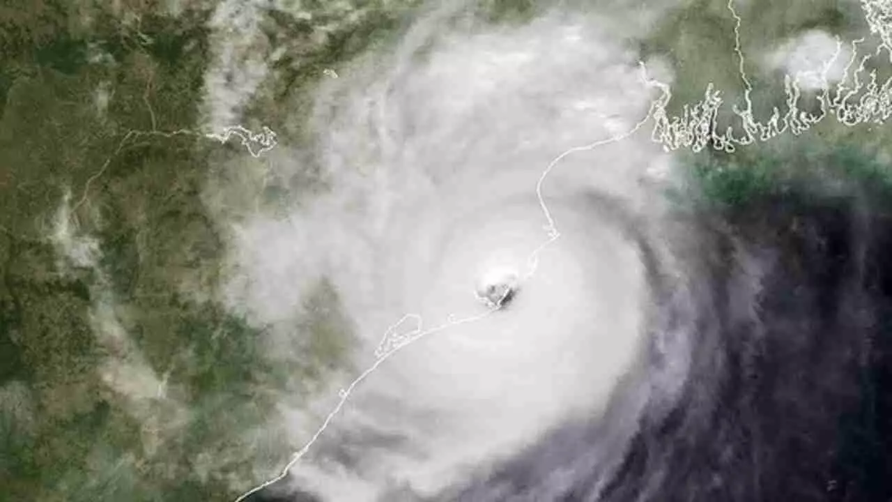 Cyclone Dana Update: तेजी से बढ़ रहा चक्रवात दाना, ओडिशा, बंगाल के तटवर्ती इलाके खाली होने शुरू