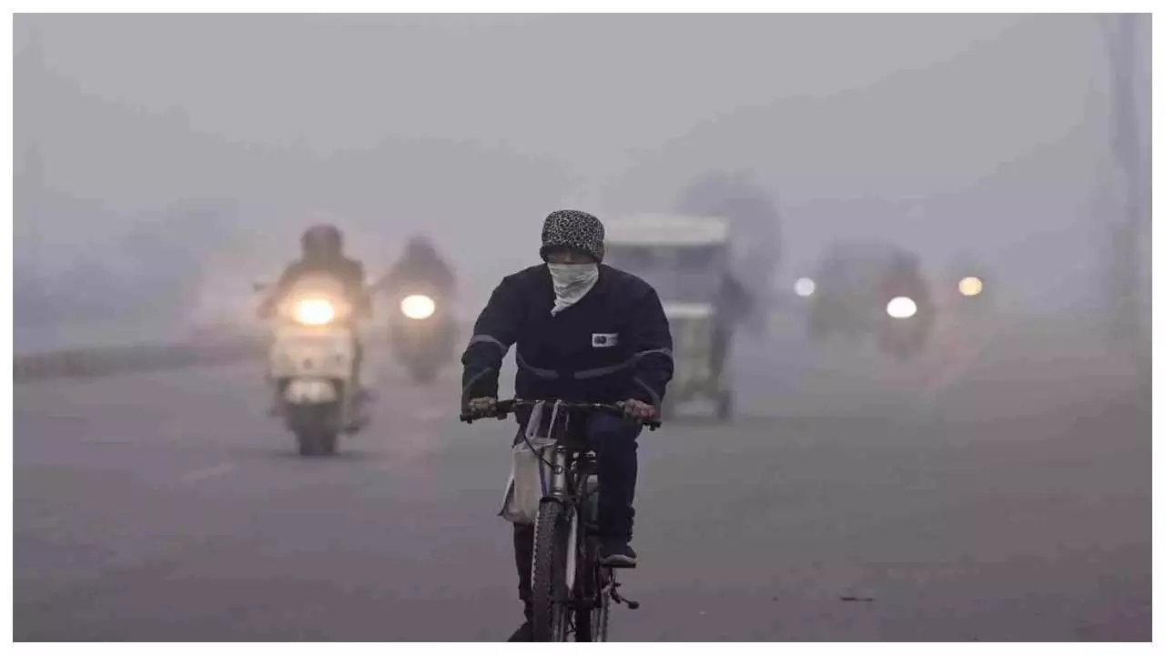 Aaj Ka Mausam: मौसम ले सकता है यू टर्न, 24 घंटे में बदलेगा मौसम का मिजाज, यूपी में बढ़ेगी ठिठुरन