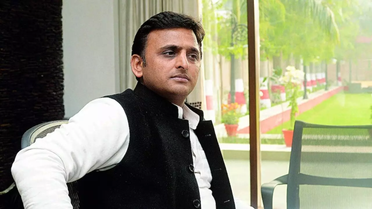 Akhilesh Yadav Fashion: सिंपल कुर्ता-पजामा पर न जाइए, ब्रांडेड होते हैं अखिलेश यादव के कपड़े