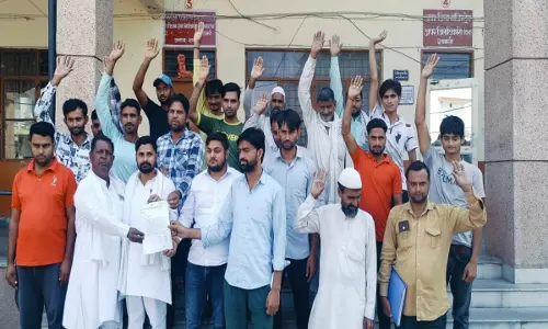 Shamli News: कब्रिस्तान जाने वाले रास्ते को कब्जा मुक्त कराने के लिए ग्रामीणों का प्रदर्शन, DM के नाम ज्ञापन सौंपा