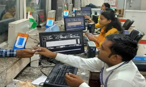 Jhansi News: तेजी से डिजिटल होता झांसी मंडल, QR कोड के माध्यम से आसान हुआ लेनदेन, यात्री तथा रेलकर्मी दोनों को राहत