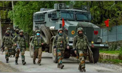 Jammu & Kashmir : जम्मू कश्मीर के गुलमर्ग में सेना के वाहन पर आतंकी हमला, दो जवान शहीद और दो पोर्टर की मौत