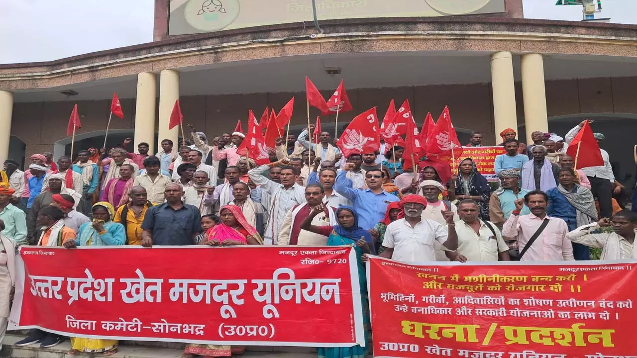 Farm workers union workers demonstrated at the mining office for their rights