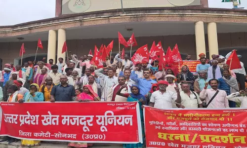 Farm workers union workers demonstrated at the mining office for their rights